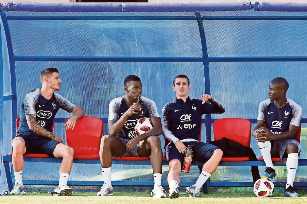 Antoine Griezmann y compañía retomarán el entrenamiento hoy. (ALBERTO ESTÉVEZ. EFE)