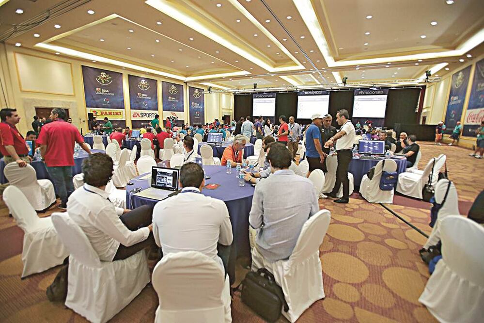 El "Mercado de Piernas" de Cancún en su máximo expresión. Gente de pantalón largo espera la mejor opción. Foto Imago 7
