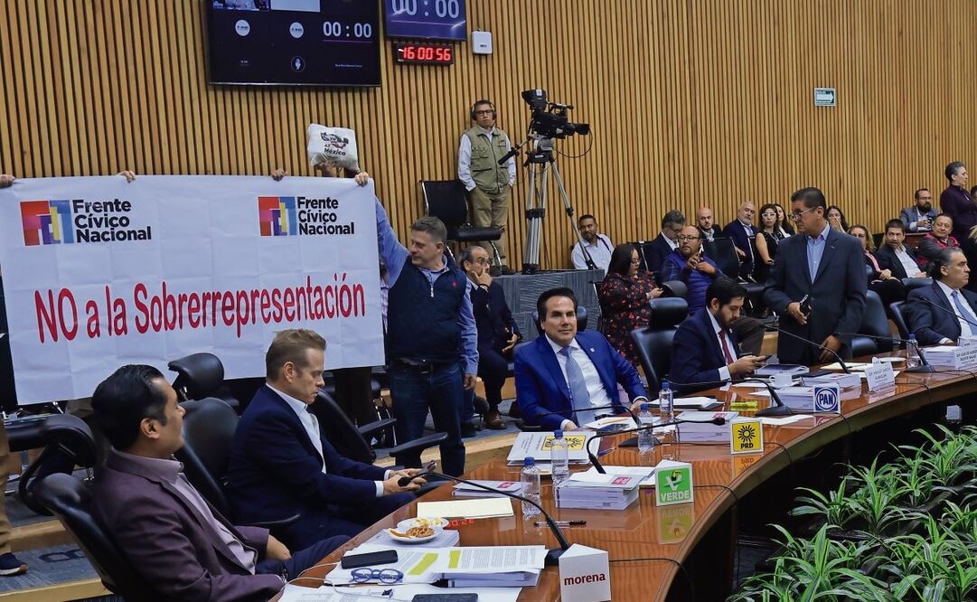 Durante la sesión del Consejo General del INE hubo protestas contra la sobrerrepresentación. Foto: Fernanda Rojas / EL UNIVERSAL