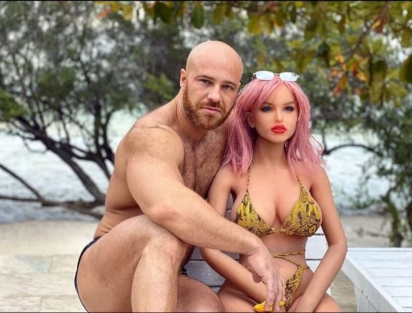 La historia de amor de un hombre que se casó con su muñeca y lo presume en Instagram