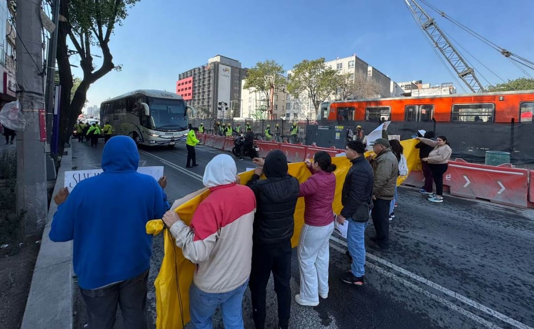 Familiares de Araceli Vilchis, menor desaparecida, bloquean Calzada de Tlalpan para exigir su localización.
Foto: Especial.