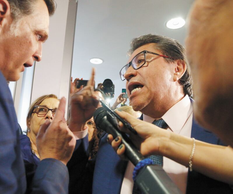 Ricardo Monreal llegó a las oficinas de la bancada del PAN y dijo que las acusaciones de espionaje eran un montaje. Foto: ESPECIAL