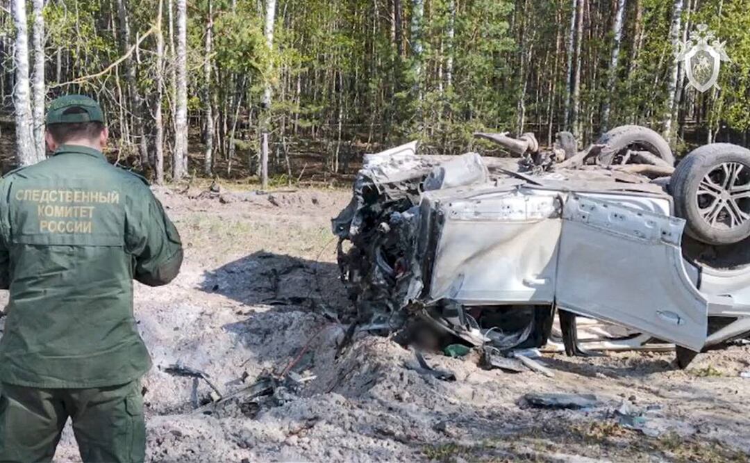 La imagen tomada de un video publicado por el Comité de Investigación Ruso muestra a un investigador trabajando en el lugar donde explotó el automóvil del escritor ruso Zakhar Prilepin en la región de Nizhny Novgorod. Foto: AP