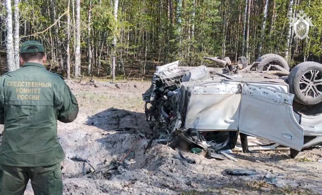 La imagen tomada de un video publicado por el Comité de Investigación Ruso muestra a un investigador trabajando en el lugar donde explotó el automóvil del escritor ruso Zakhar Prilepin en la región de Nizhny Novgorod. Foto: AP