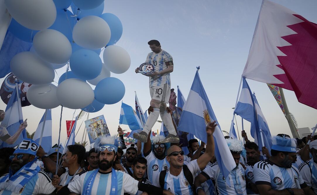 Aficionados argentinos que ya llegaron a Qatar / Foto: AP