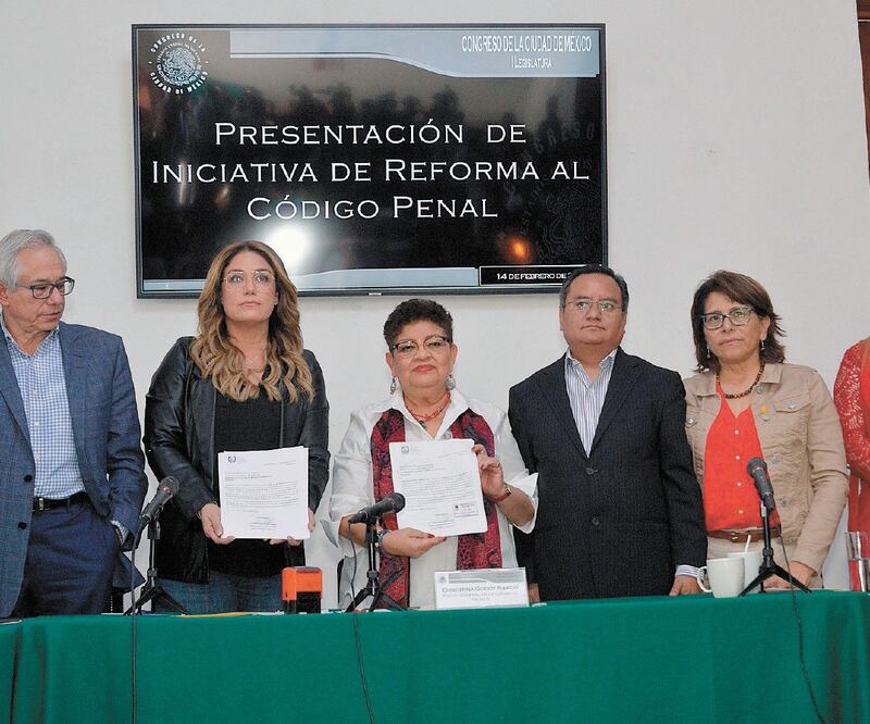 La iniciativa fue entregada por Ernestina Godoy a los integrantes de la Mesa Directiva y de la Comisión de Procuración de Justicia del Congreso local. Foto: ESPECIAL