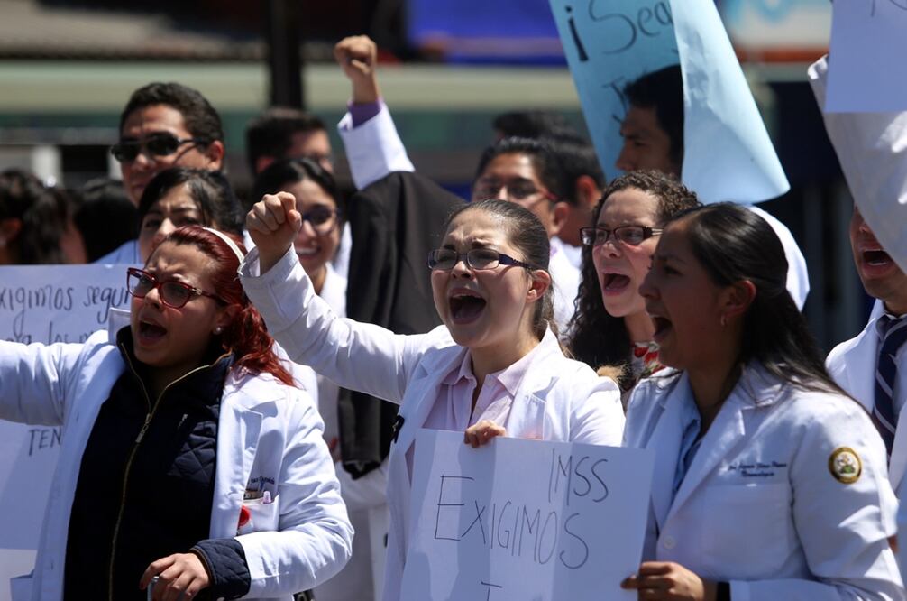 Doctores y enfermeras del Centro Médico La Raza protestaron en la calzada Vallejo, por el crimen de uno de sus compañeros en las inmediaciones de ese centro hospitalario. Foto Xinhua