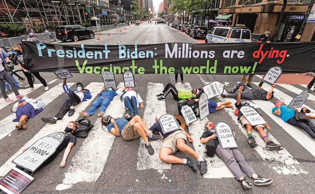 Una protesta cerca de la sede de la ONU, Nueva York, para pedir a la comunidad internacional que se brinde un acceso más amplio a la vacuna antiCovid. Foto: JUSTIN LANE. EFE