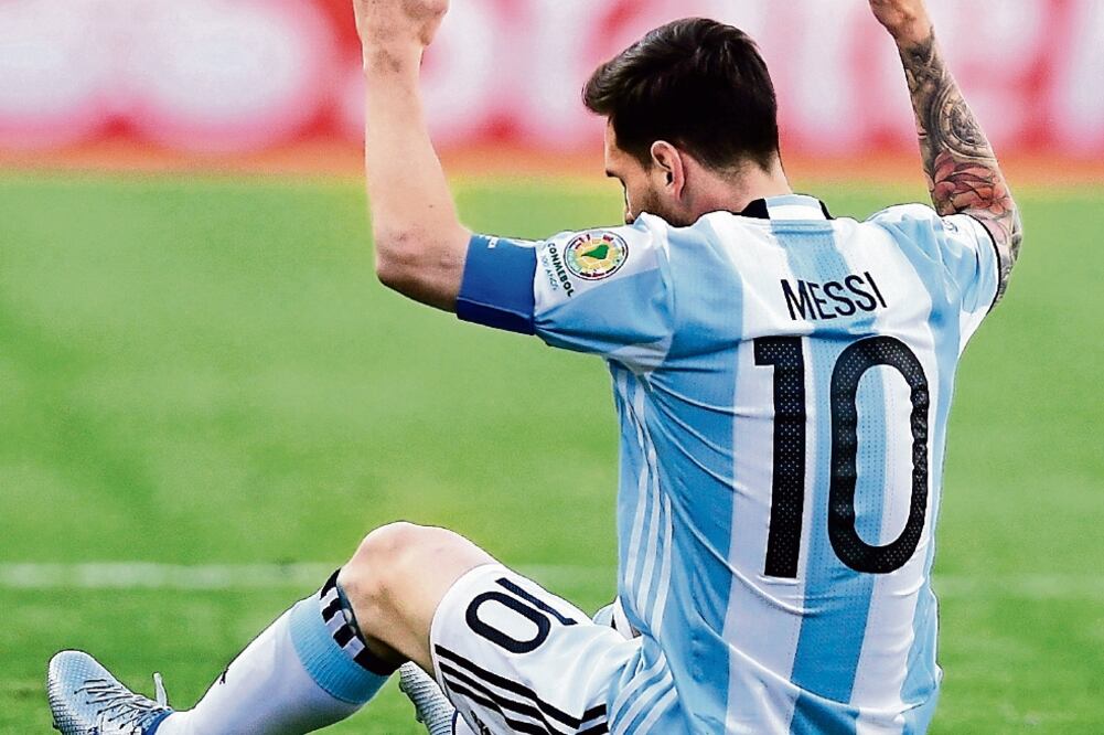 Lionel Messi tuvo una desafortunada final de Copa América con Argentina (CHARLES KRUPA. AP)