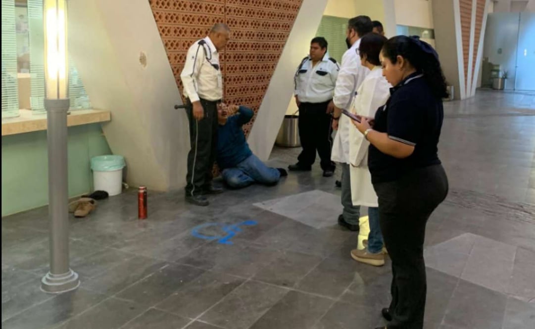 Incidente entre un derechohabiente y los guardias de seguridad del Hospital General de la Zona (HGZ) No. 1, en Villa de Álvarez en Colima. Foto: Captura de pantalla