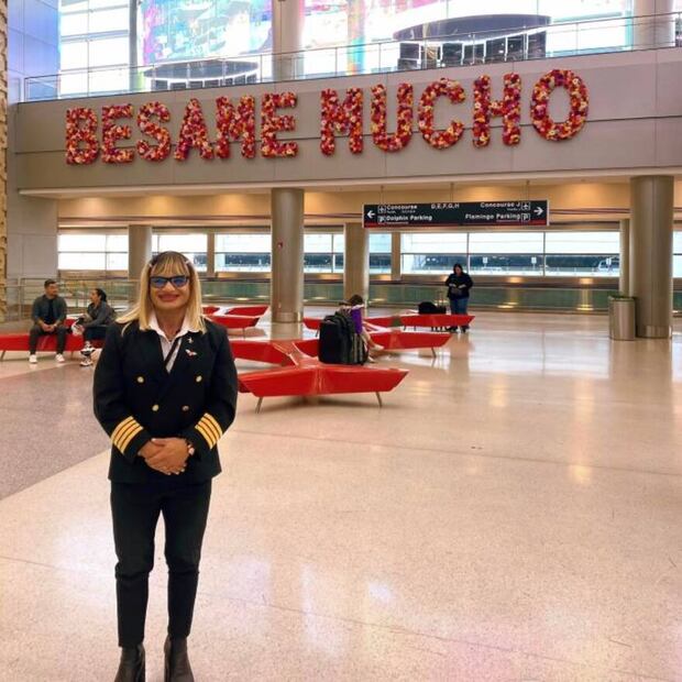 Traniela en el aeropuerto de Miami, tras realizar su primer vuelo internacional.
Foto: Facebook / Traniela Carle Campolieto