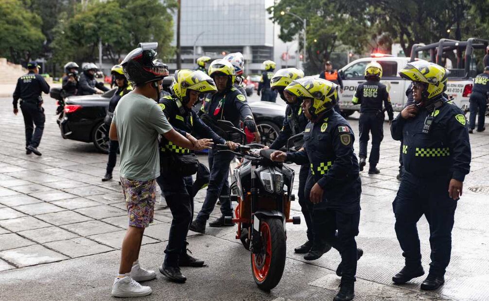 Policías de tránsito detienen rodada de motociclistas encabezada por Sandra Cuevas, que partió desde el Monumento a la Revolución y se dirigía al Ángel de la Independencia. Foto: Hugo Salvador / EL UNIVERSAL