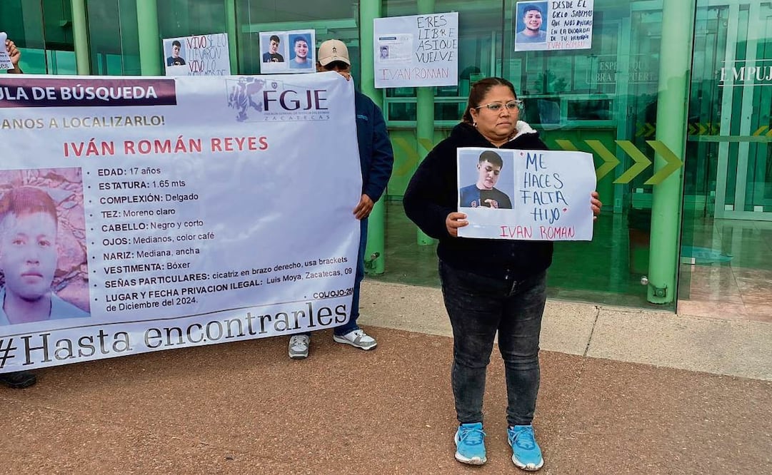 La familia del joven mostró pancartas con la ficha de búsqueda emitida por la Fiscalía de Zacatecas. Especial