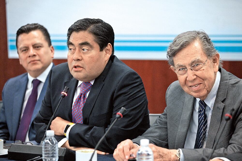 Manuel Granados, Miguel Barbosa y Cuauhtémoc Cárdenas, en el seminario Relaciones Internacionales en la nueva Constitución de la Ciudad de México (JUAN CARLOS REYES. EL UNIVERSAL)