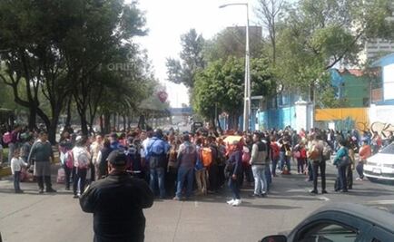 Padres de familia bloquean lateral de Circuito Interior