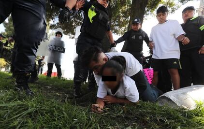 Manifestación de familiares de expolicía detenido por homicidio acaba en pelea con efectivos de Toluca, FOTOS