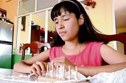 Debilidad visual no impide a Joana seguir estudiando