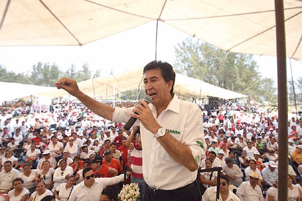 Ante decenas de simpatizantes, el candidato priísta Héctor Yunes Landa se pronunció por la creación del Centro Estatal de Calidad Educativa (ESPECIAL)