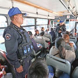 Policías viajan en camiones en Iztapalapa para inhibir delitos