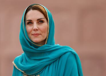 Así es como Kate Middleton llevó un velo verde en su visita a la mezquita Badshahi