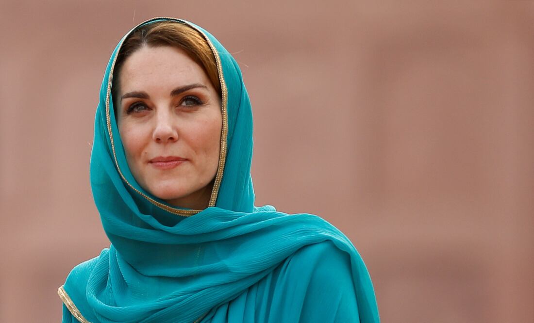 La duquesa de Camdridge a caminado descalza y vistiendo un velo en señal de respeto Foto: REUTERS