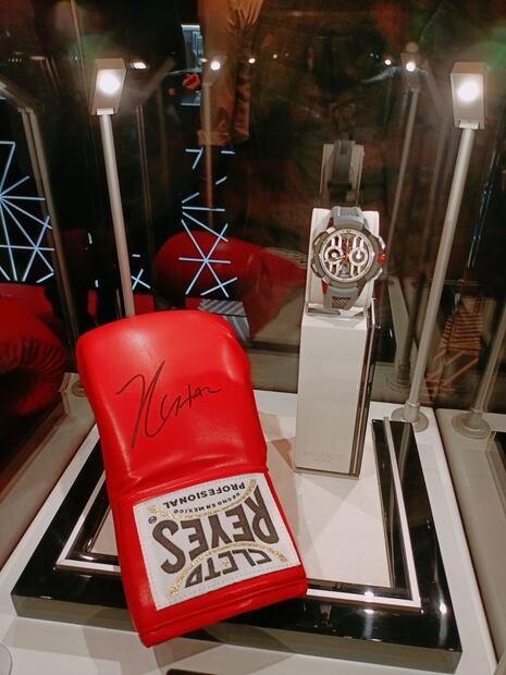 Guante en honor a la victoria ante Meldrick Taylor - Foto: Arturo Sanguino