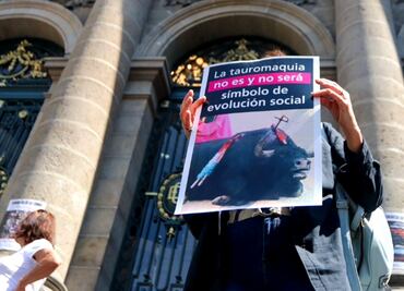 FOTOS: Colectivos se manifiestan contra las corridas de toros frente al Congreso de la CDMX