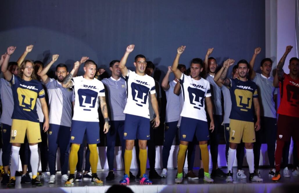 Inspirado en el equipo de americano, que celebra su aniversario 90, Pumas presentó su nueva piel para la temporada 2018-2019.