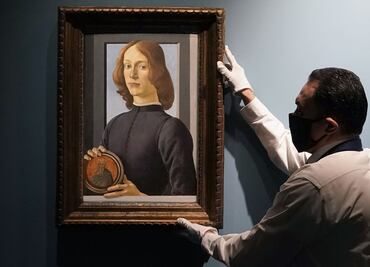 "Hombre joven sujetando un medallón", de Botticelli, rompe récord en subasta por 92 millones de dólares