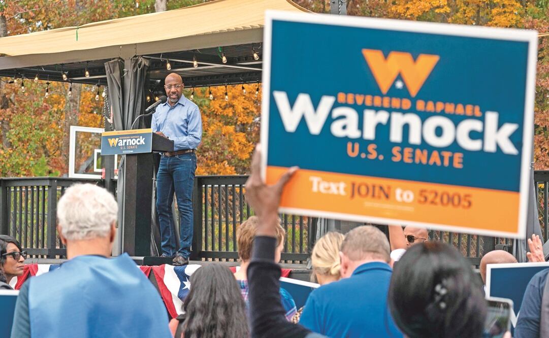 El demócrata Raphael Warnock competirá contra el republicano Herschel Walker, en una segunda vuelta el 6 de diciembre, por la representación de Georgia en el Senado. Foto: Archivo / AFP