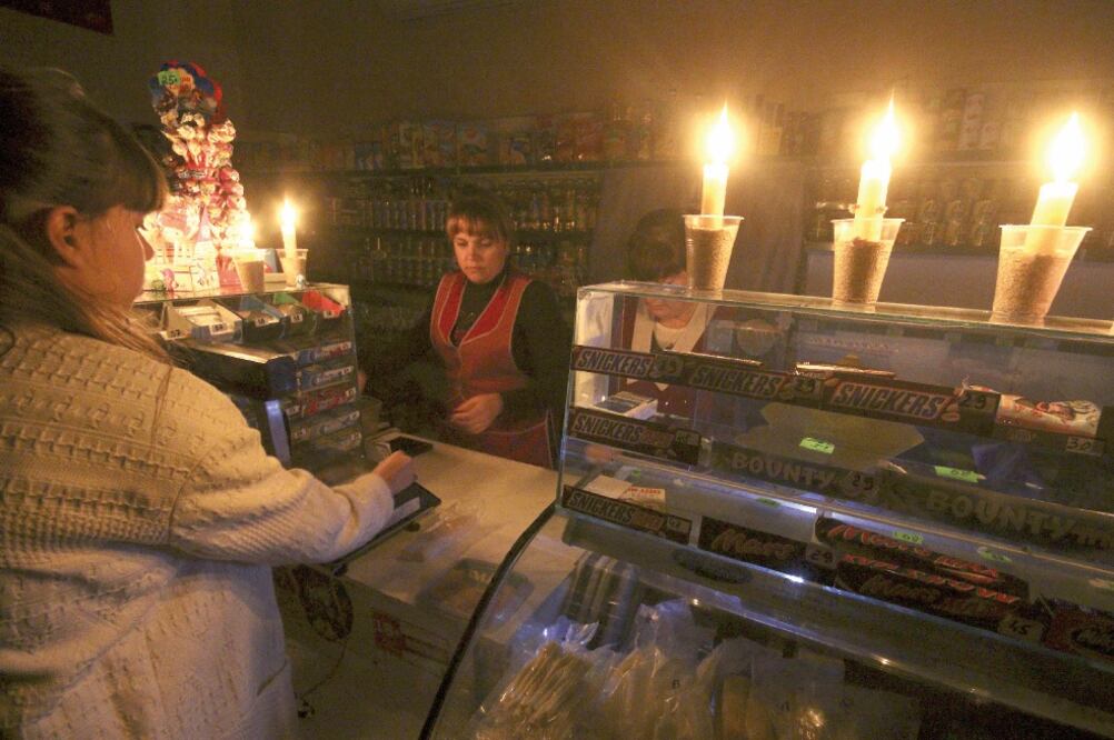Una habitante de Crimea compra velas, por el corte de electricidad que sufrió la península ayer. Casi 1.9 millones de ciudadanos fueron afectados (PAVEL REBROV. REUTERS)