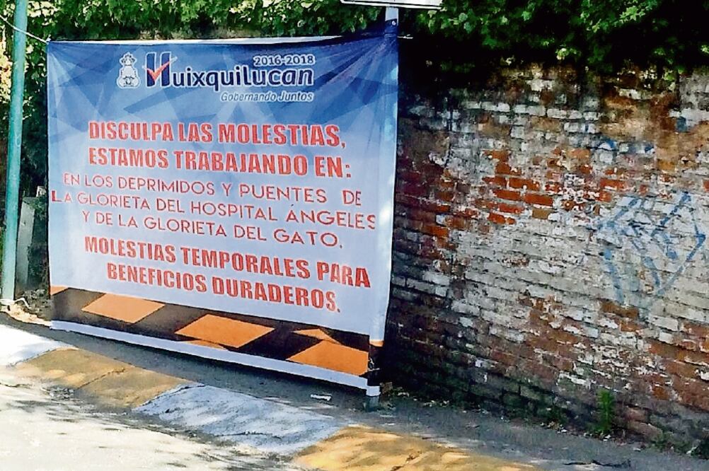 Mantas colocadas por el gobierno de Huixquilucan en Interlomas 