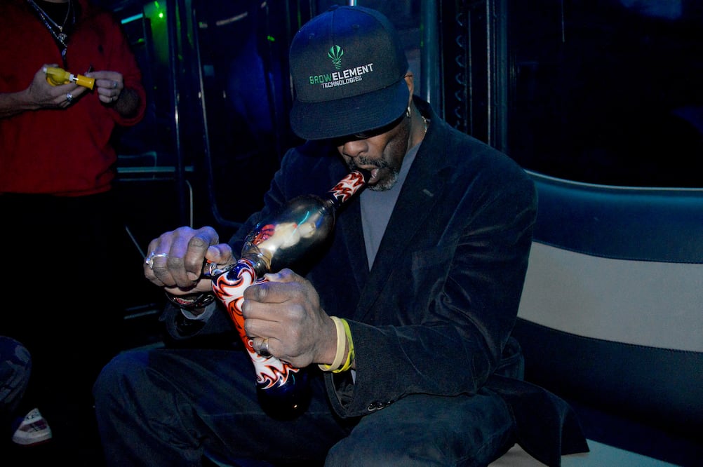 Cada viernes y sábado el Rollin Joint, propiedad de Joel Camarena, recorre las calles de Denver repleto de consumidores de la yerba (SALVADOR SIERRA)