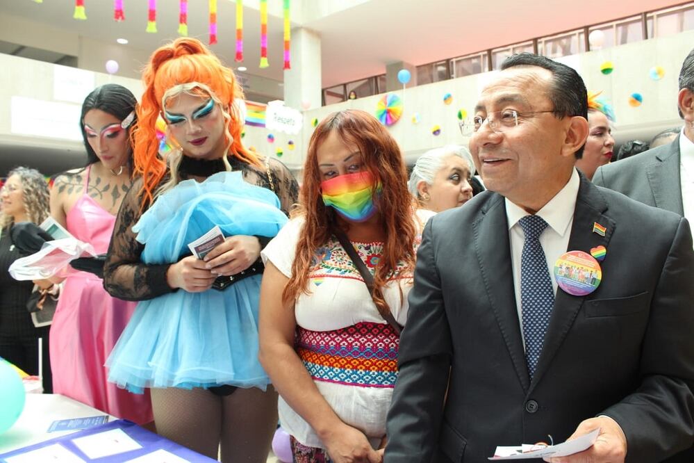 El presidente del Poder Judicial de la CDMX, Rafael Guerra, en la conmemoración del Día Internacional del Orgullo LGBT+.