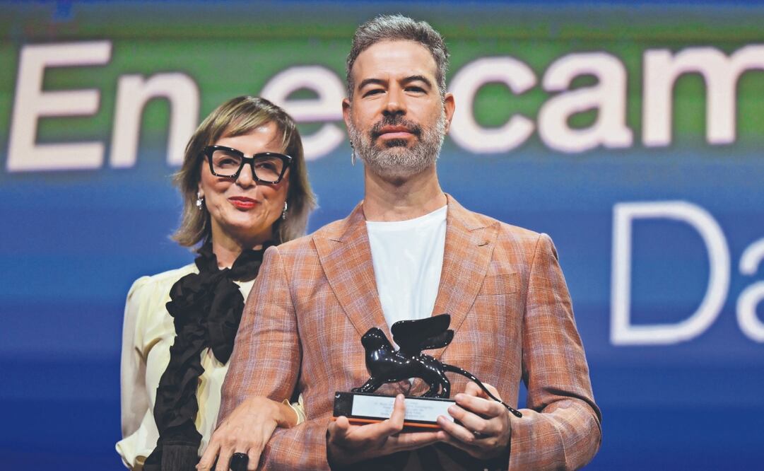 Tras recibir su reconocimineto, David Pablos agradeció a sus “cómplices” con quienes logró su proyecto. Foto: de EFE