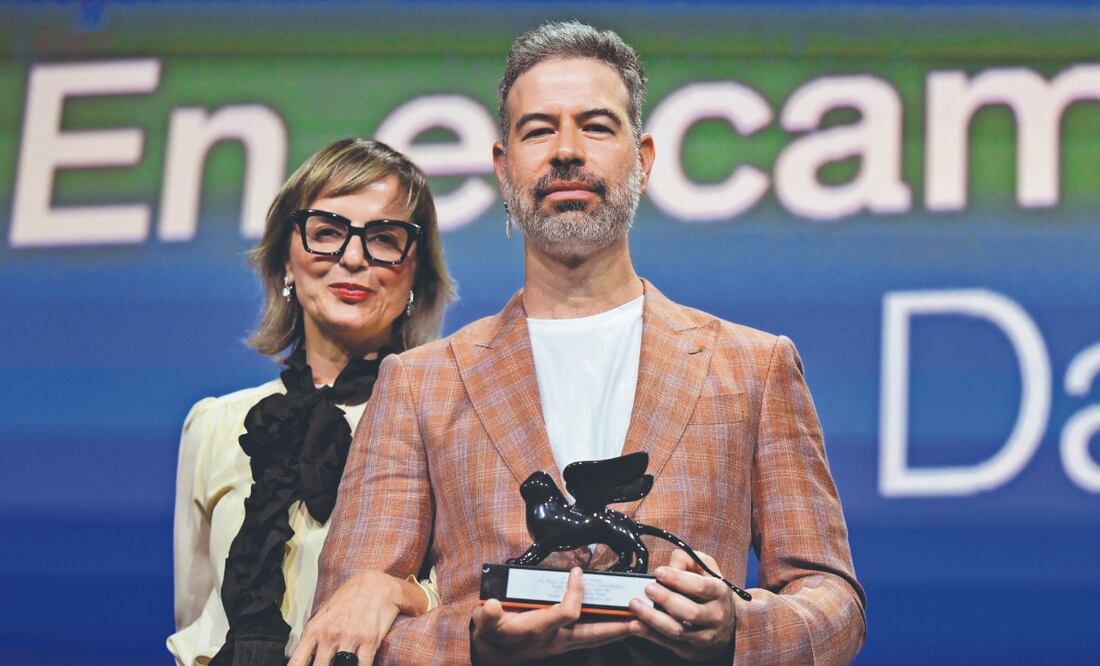 Tras recibir su reconocimineto, David Pablos agradeció a sus “cómplices” con quienes logró su proyecto. Foto: de EFE