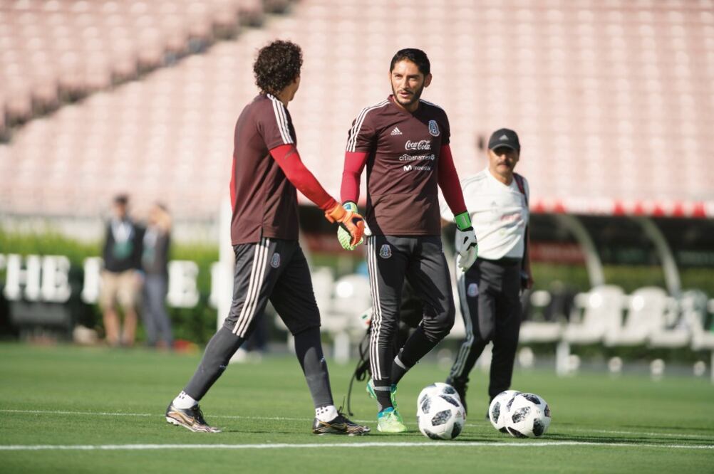 Chuy y Memo han protagonizado una larga pelea por la portería tricolor. ( STRAFFON IMAGES)