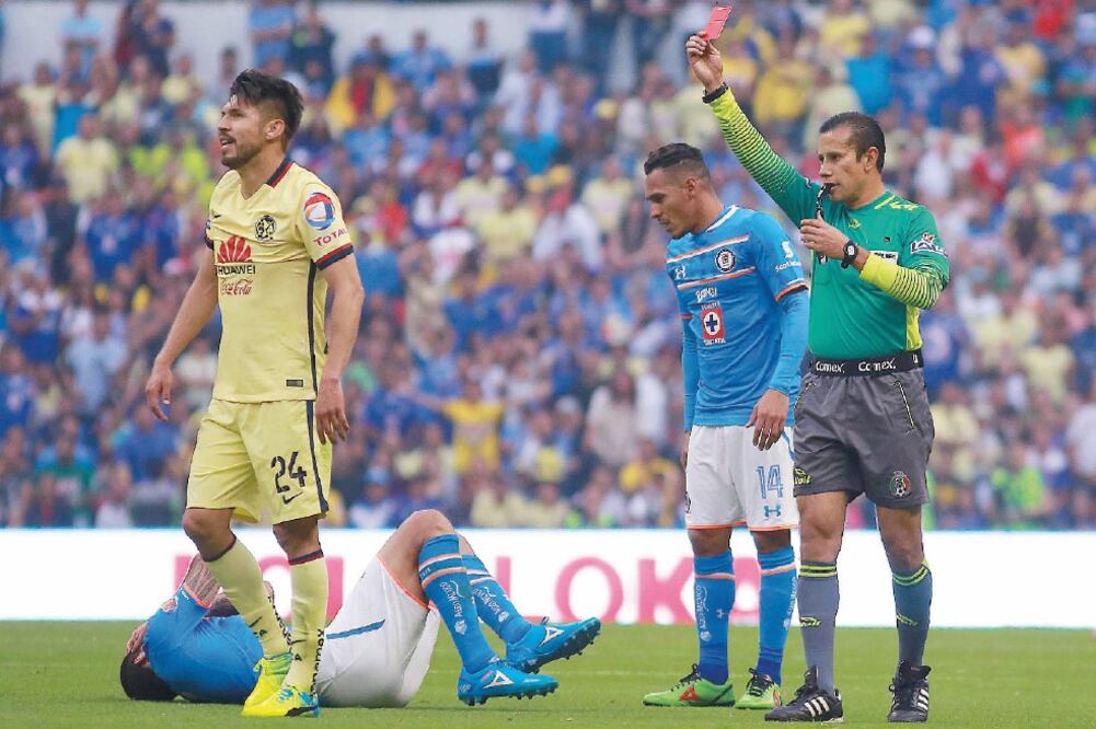 Oribe Peralta vio la tarjeta roja por un codazo sobre un defensor del Cruz Azul, el sábado en el Azteca (DANIEL CÁRDENAS. IMAGO7)