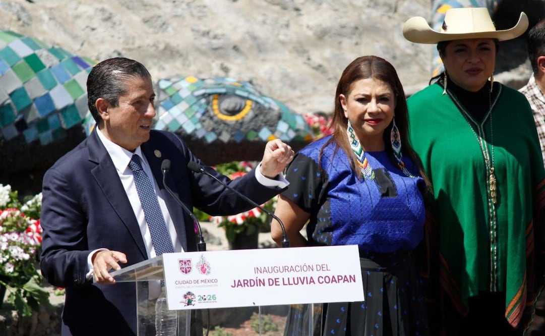 El alcalde de Coyoacán, Giovani Gutiérrez con la jefa de gobierno, Clara Brugada, en la inauguración del Jardín de lluvia Coapan. Foto: Especiales.