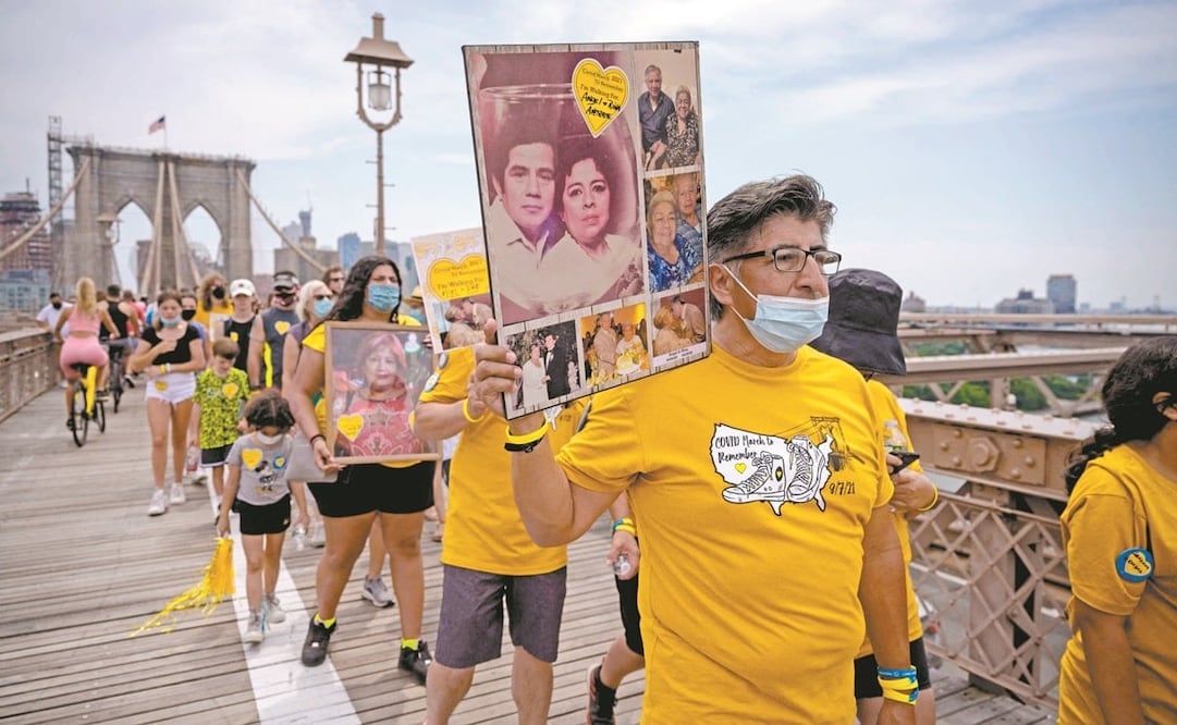 Personas que perdieron a familiares por el Covid-19 se unen a sobrevivientes, miembros de la comunidad y trabajadores sanitarios en una Marcha para Recordar sobre el Puente de Brooklyn, Nueva York. Foto: Ed Jones. AFP