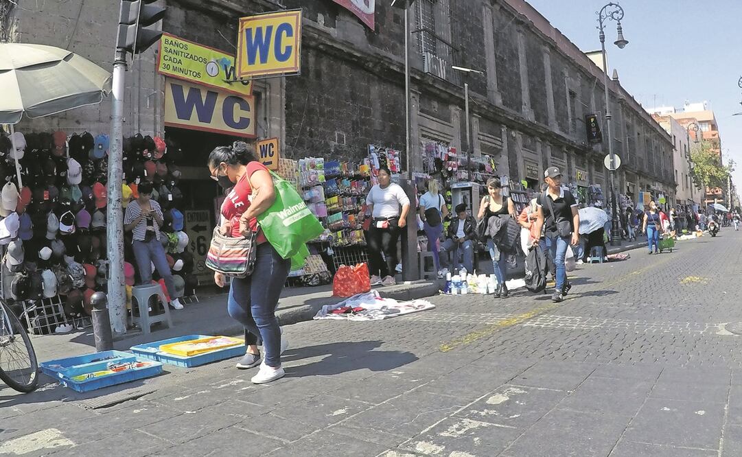 La Subsecretaría de Programas de Alcaldías y Ordenamiento de la Vía Pública local propone que no haya lonas o puestos que afecten visibilidad de cámaras y que se respeten 1.5 metros de paso peatonal en calles. Foto: Carlos Mejía