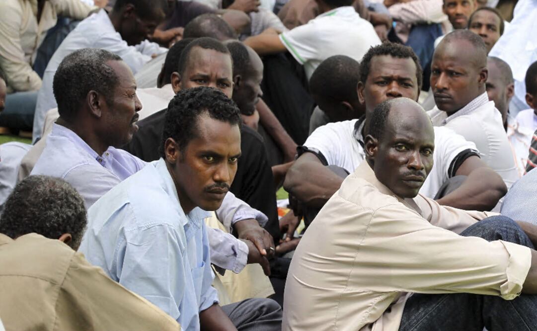Varios hombres sospechosos de ser mercenarios de Muamar Al Gadafi, el depuesto líder de Libia, son retenidos en un polideportivo de Trípoli, Libia - Foto: Mohamed Messara/EFE