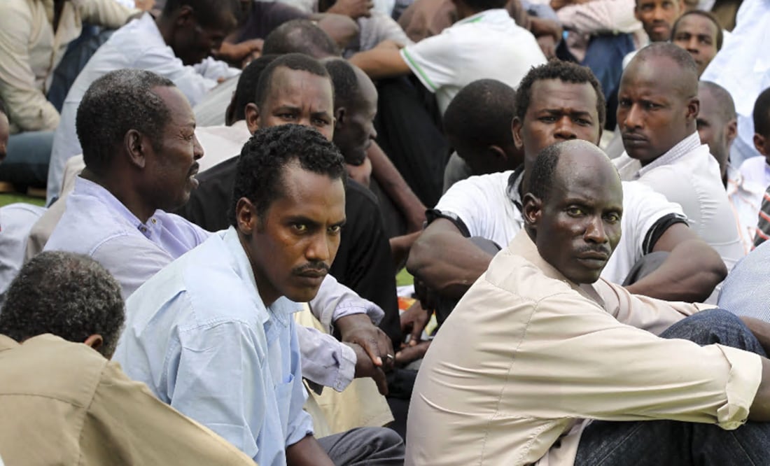 Varios hombres sospechosos de ser mercenarios de Muamar Al Gadafi, el depuesto líder de Libia, son retenidos en un polideportivo de Trípoli, Libia - Foto: Mohamed Messara/EFE