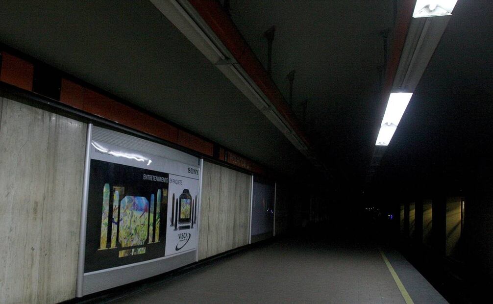 Durante las últimas horas del servicio, entre falta de mantenimiento y baja afluencia, las instalaciones del STC cobran un aspecto que recuerda a los relatos que se comparten en el podcast. René Ronsainz/EL UNIVERSAL.