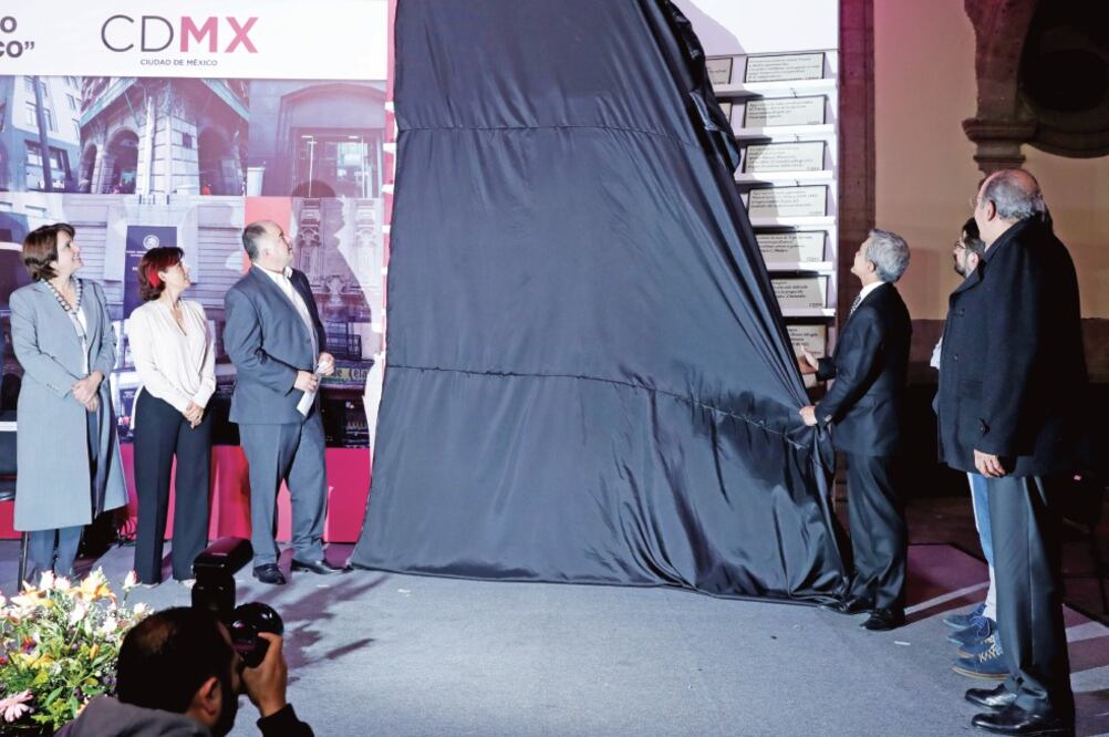 El jefe de Gobierno, Miguel Ángel Mancera, en compañía de los escritores Héctor De Mauleón y Rafael Pérez Gay develaron las placas metálicas que se colocarán en edificios emblemáticos. (FOTOS: JUAN BOITES. EL UNIVERSAL)