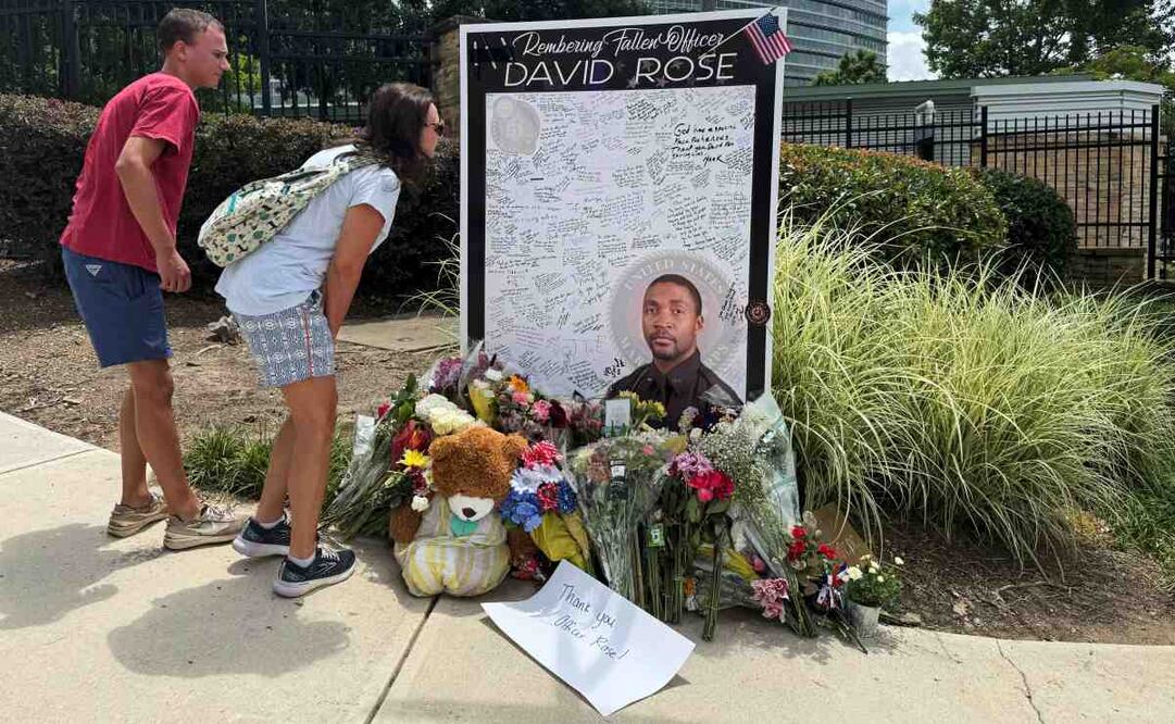 Un memorial improvisado en honor a David Rose, el policía que murió en el tiroteo contra la sede de los Centros para el Control y la Prevención de Enfermedades en Atlanta, el 11 de agosto del 2025. Foto: AP