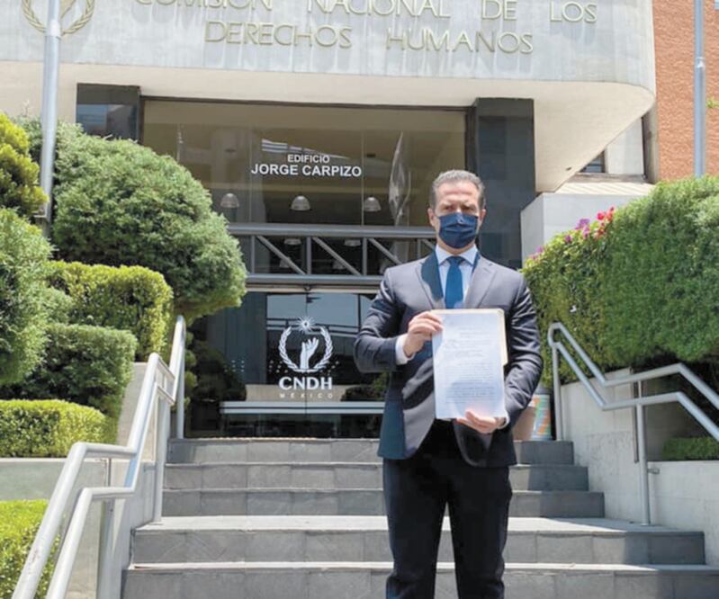Adrián de la Garza acudió a la CNDH a presentar una queja por supuestas conductas violatorias de derechos humanos del Presidente hacia él. Foto: BERENICE FREGOSO. EL UNIVERSAL