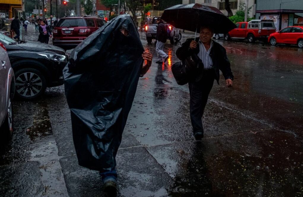 La Ciudad de México registró la primera lluvia de este año, e incluso granizo en algunas partes de la capital mexicana y zona metropolitana. Foto Camila Mata