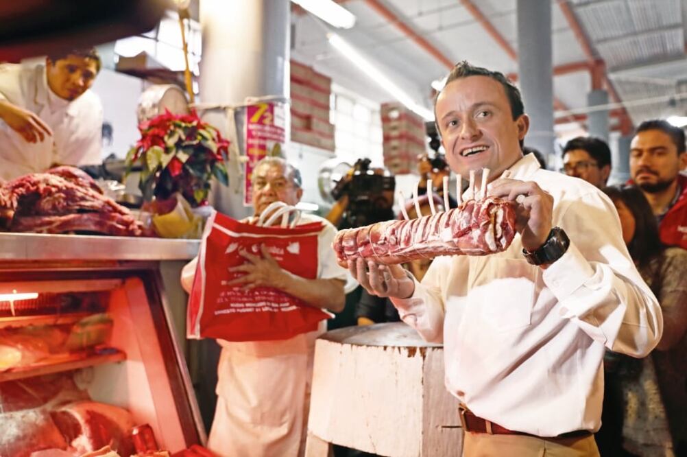El ex director del Instituto Mexicano del Seguro Social visitó varios centros de abasto popular como el Mercado de San Juan, en la delegación Cuauhtémoc, famoso por ofertar platillos gourmet y carnes exóticas como venado o cocodrilo (IVAN STEPHENS. EL UN)