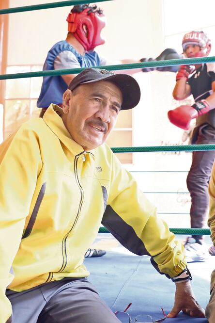 El “Cañas” Zárate es entrenador en el deportivo del Sistema Colectivo Metro, en la Ramos Millán (LUCÍA GODÍNEZ. EL UNIVERSAL)